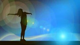 Frau zufrieden ohne Alkohol ausgeglichen