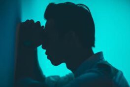 Mann-Rückfall-nach-Alkoholentzug