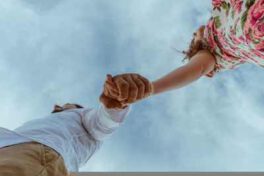 Paar-hält-Händchen-ohne-Alkohol