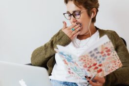 Langeweile-Frau-gaehnt