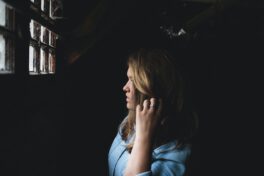 Frau-Gitter-Fenster-NEM-Alkohol