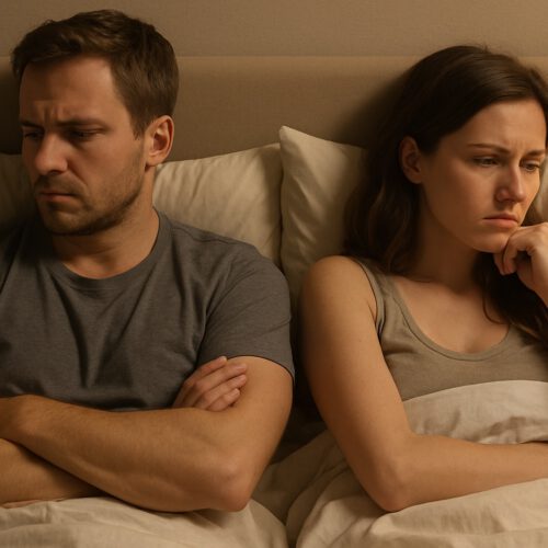 Paar liegt Rücken an Rücken im Bett, sichtbar frustriert – symbolisiert Verlust von Nähe durch Alkohol.“