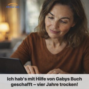 Frau sitzt am Tisch und schreibt auf einem Laptop