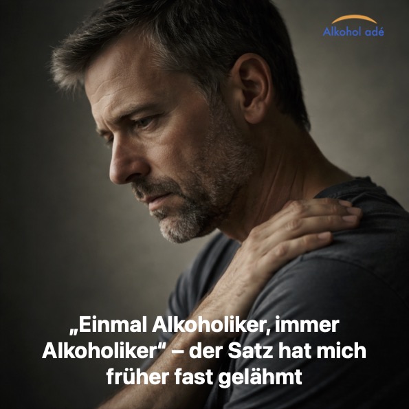 Mann schaut nachdenklich vor sich hin