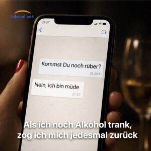 Frau sitzt allein zu Hause am Abend und hält ein Smartphone bildfüllend in der Hand. Auf dem Display ist ein Chat zu sehen mit der Nachricht „Kommst Du noch rüber?“ und der Antwort „Nein, ich bin müde“. Nur die Fingerspitzen mit Nagellack sind sichtbar. Am Bildrand unscharf angeschnitten ein Glas mit Alkohol.