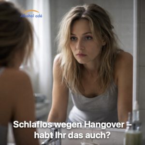 Erschöpfte Frau schaut morgens im Badezimmerspiegel mit müden Augen und angespanntem Gesicht nach einer schlaflosen Nacht durch Alkohol-Hangover.