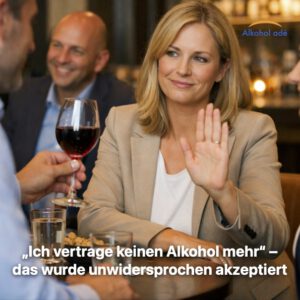 Frau um die 40 sitzt mit Kollegen in einem Restaurant und lehnt freundlich ein angebotenes Glas Rotwein ab, während die anderen entspannt weiter plaudern.