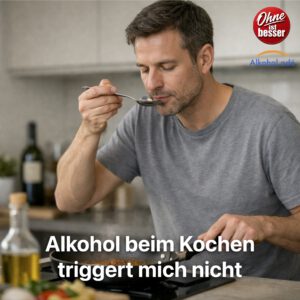 Mann steht entspannt am Herd und kostet eine Sauce mit einem Löffel. Der Fokus liegt auf dem Kochvorgang. Im unscharfen Hintergrund steht eine Weinflasche, spielt aber visuell keine Rolle. Ruhige, kontrollierte Küchenszene bei weichem Tageslicht.