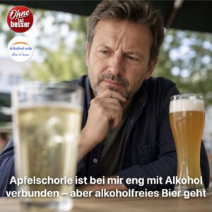 Nachdenklicher Mann sitzt im Freien vor Apfelschorle und alkoholfreiem Bier und blickt irritiert auf das Glas, das ihn stärker triggert.