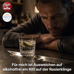 Nachdenklicher Mann betrachtet an einer dunklen Theke ein alkoholfreies Getränk, das symbolisch wie ein gefährlicher Balanceakt auf einer Rasierklinge wirkt.