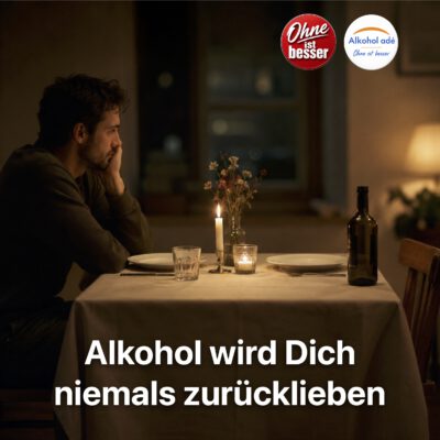 Ein Mann sitzt allein an einem für zwei Personen gedeckten Tisch bei Kerzenschein. Der Platz ihm gegenüber bleibt leer. Neben dem freien Stuhl steht eine dunkle Flasche. Die warme, ruhige Atmosphäre kontrastiert mit der spürbaren Einsamkeit der Szene.