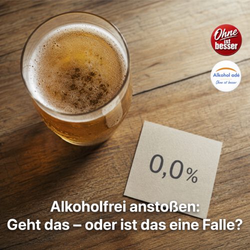 Ein Glas bernsteinfarbenes alkoholfreies Bier mit feiner Schaumkrone steht auf einer rustikalen Holzoberfläche. Auf dem leicht beschlagenen Glas spiegelt sich warmes, natürliches Licht. Daneben liegt eine kleine Karte mit der Aufschrift „0,0 %“. Die ruhige, nachdenkliche Stimmung wirkt unaufgeregt und neutral.
