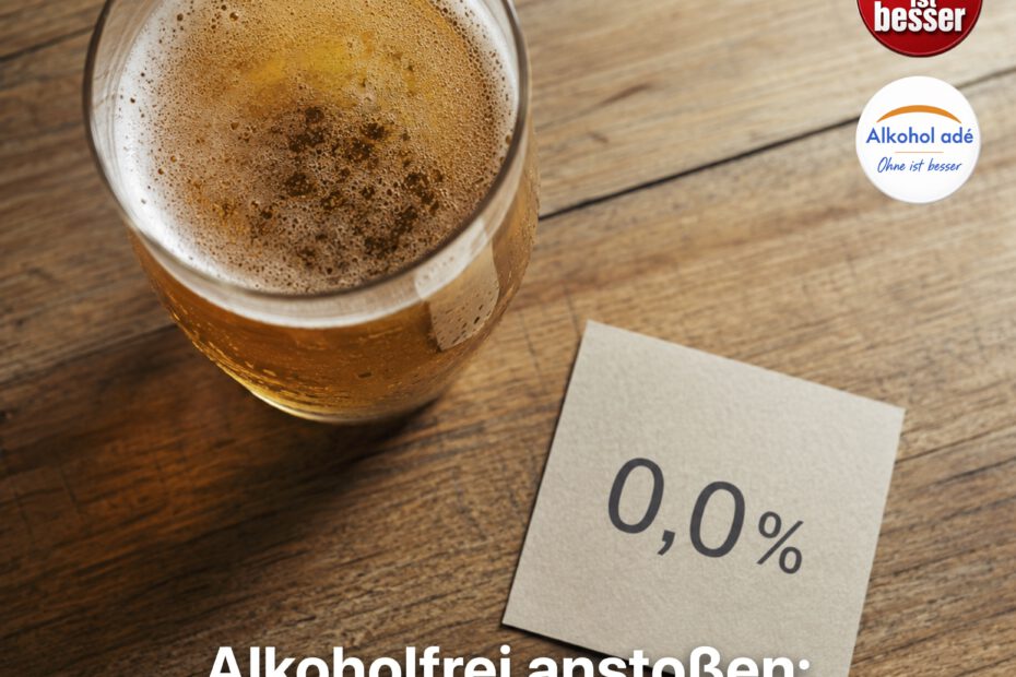 Ein Glas bernsteinfarbenes alkoholfreies Bier mit feiner Schaumkrone steht auf einer rustikalen Holzoberfläche. Auf dem leicht beschlagenen Glas spiegelt sich warmes, natürliches Licht. Daneben liegt eine kleine Karte mit der Aufschrift „0,0 %“. Die ruhige, nachdenkliche Stimmung wirkt unaufgeregt und neutral.