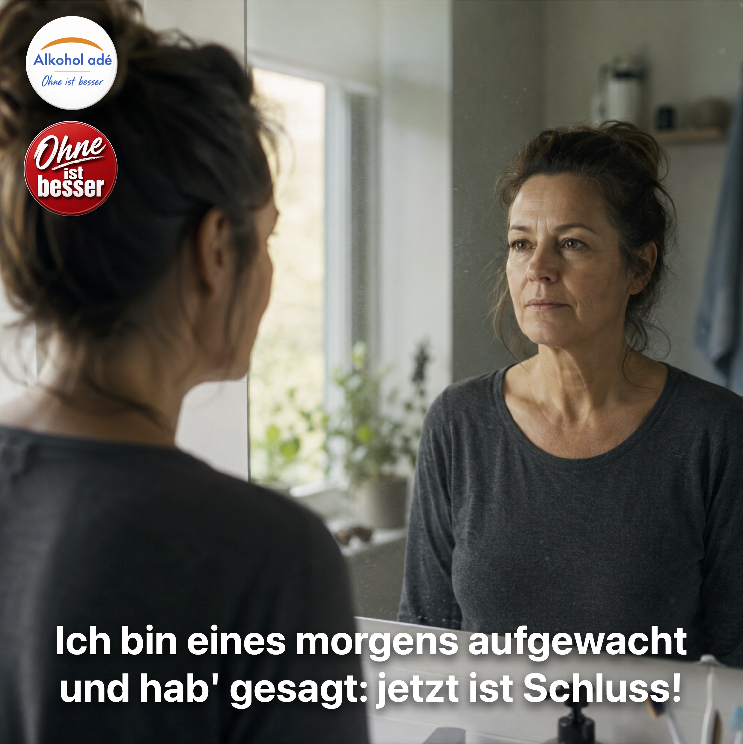 Frau mittleren Alters steht am frühen Morgen vor einem Badezimmerspiegel und blickt sich mit ruhigem, entschlossenem Gesichtsausdruck an. Weiches Tageslicht fällt durch das Fenster und unterstreicht den Moment einer klaren persönlichen Entscheidung und eines Neuanfangs.