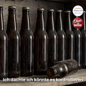 Leere Bierflasche zwischen ungeöffneten – Symbol für Rückfall und zweiten Alkoholentzug