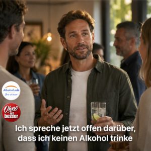 Ein Mann steht entspannt auf einer privaten Feier und spricht offen mit anderen Gästen. Während um ihn herum Bier und Wein getrunken werden, hält er selbst ein alkoholfreies Getränk in der Hand. Seine ruhige, selbstbewusste Ausstrahlung vermittelt Ehrlichkeit, Gelassenheit und die Freiheit, ohne Ausreden zu seiner Abstinenz zu stehen. Warmes Licht, natürliche Stimmung, dokumentarischer Fotostil.