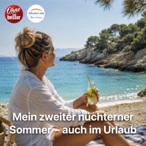 Frau sitzt entspannt an einer mediterranen Badebucht mit türkisfarbenem Wasser und blickt in die Ferne. In der Hand hält sie ein alkoholfreies Sommergetränk mit Zitrone und Minze. Die Stimmung wirkt ruhig, frei und zufrieden. Sonniger Strandtag, dokumentarischer Fotostil.
