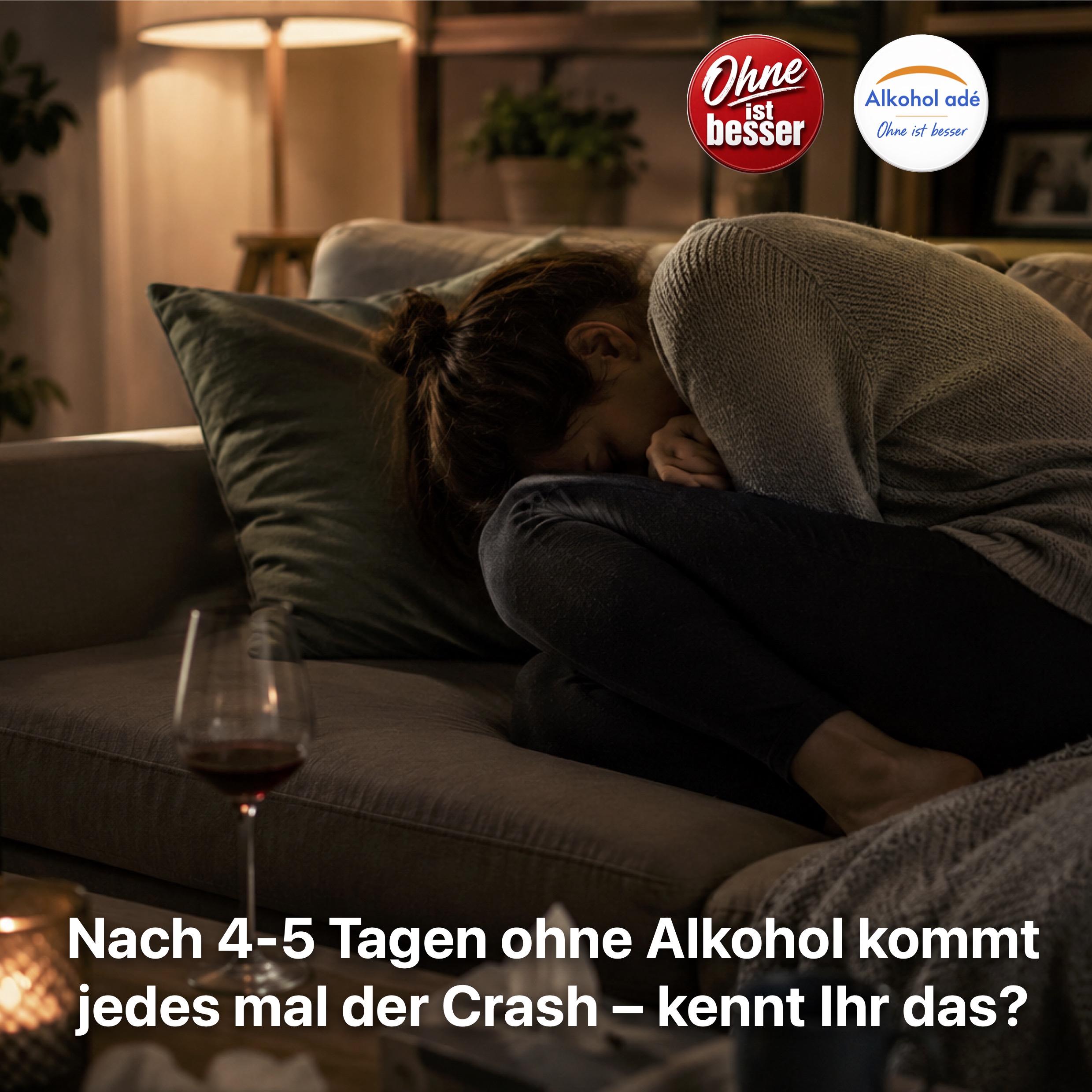 Erschöpfte Frau liegt nachts in Embryohaltung auf einem Sofa im Wohnzimmer. Warmes, gedämpftes Licht, auf dem Tisch davor ein Weinglas und eine Flasche. Die Szene vermittelt emotionale Erschöpfung, Rückzug und den Zusammenbruch nach mehreren Tagen ohne Alkohol.