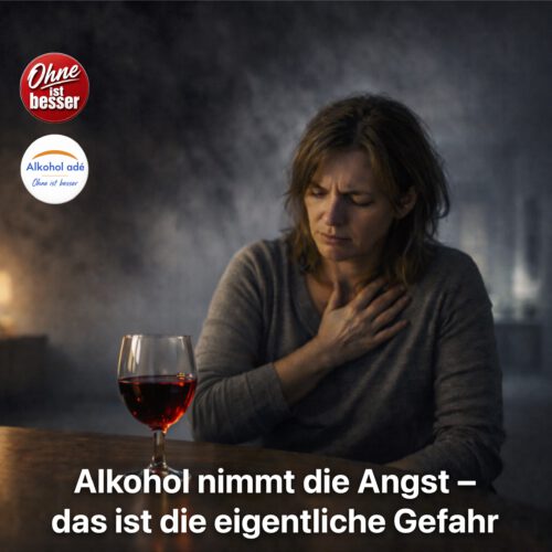 Frau in ihren 40ern sitzt nachts allein an einem Tisch, wirkt angespannt und hält eine Hand an die Brust. Vor ihr steht ein Glas Rotwein, das sie nicht berührt. Hinter ihr breitet sich eine dunkle, nebelartige Schattenfläche aus und verstärkt die bedrückende, angstvolle Stimmung.