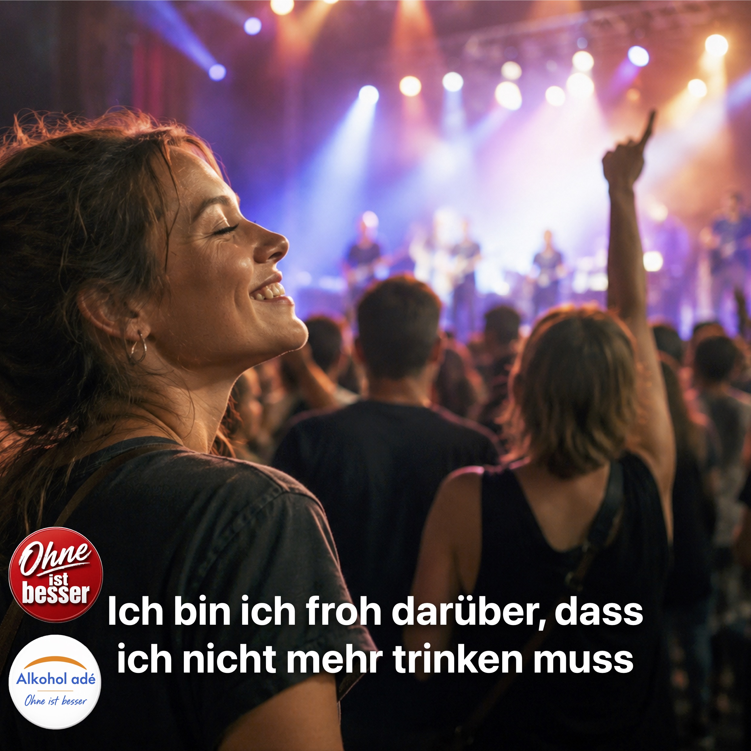 Frau auf einem Konzert inmitten der Menge. Sie lächelt entspannt mit geschlossenen Augen und genießt die Musik auf der beleuchteten Bühne. Die Stimmung wirkt frei, unbeschwert und selbstbestimmt. Alkohol ist nicht zu sehen. Das Bild vermittelt Lebensfreude, Klarheit und die Freude darüber, nüchtern besondere Momente bewusst zu erleben.
