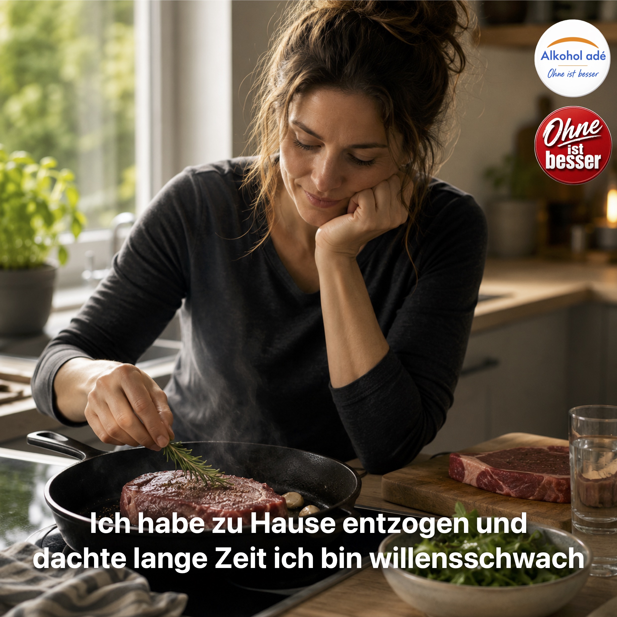 Eine Frau bereitet in einer hellen Küche konzentriert ein Entrecôte in einer Pfanne zu. Die ruhige, alltägliche Szene vermittelt den Eindruck eines bewussten Neuanfangs und einer gesunden Entscheidung für sich selbst.