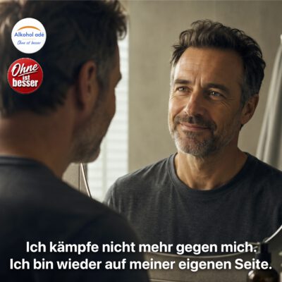 Ein Mann mittleren Alters blickt in einen Badezimmerspiegel und lächelt seinem Spiegelbild ruhig und freundlich entgegen. Die warme Morgenstimmung und sein entspannter Gesichtsausdruck vermitteln Selbstakzeptanz, innere Ruhe und das Gefühl, endlich mit sich selbst im Reinen zu sein.