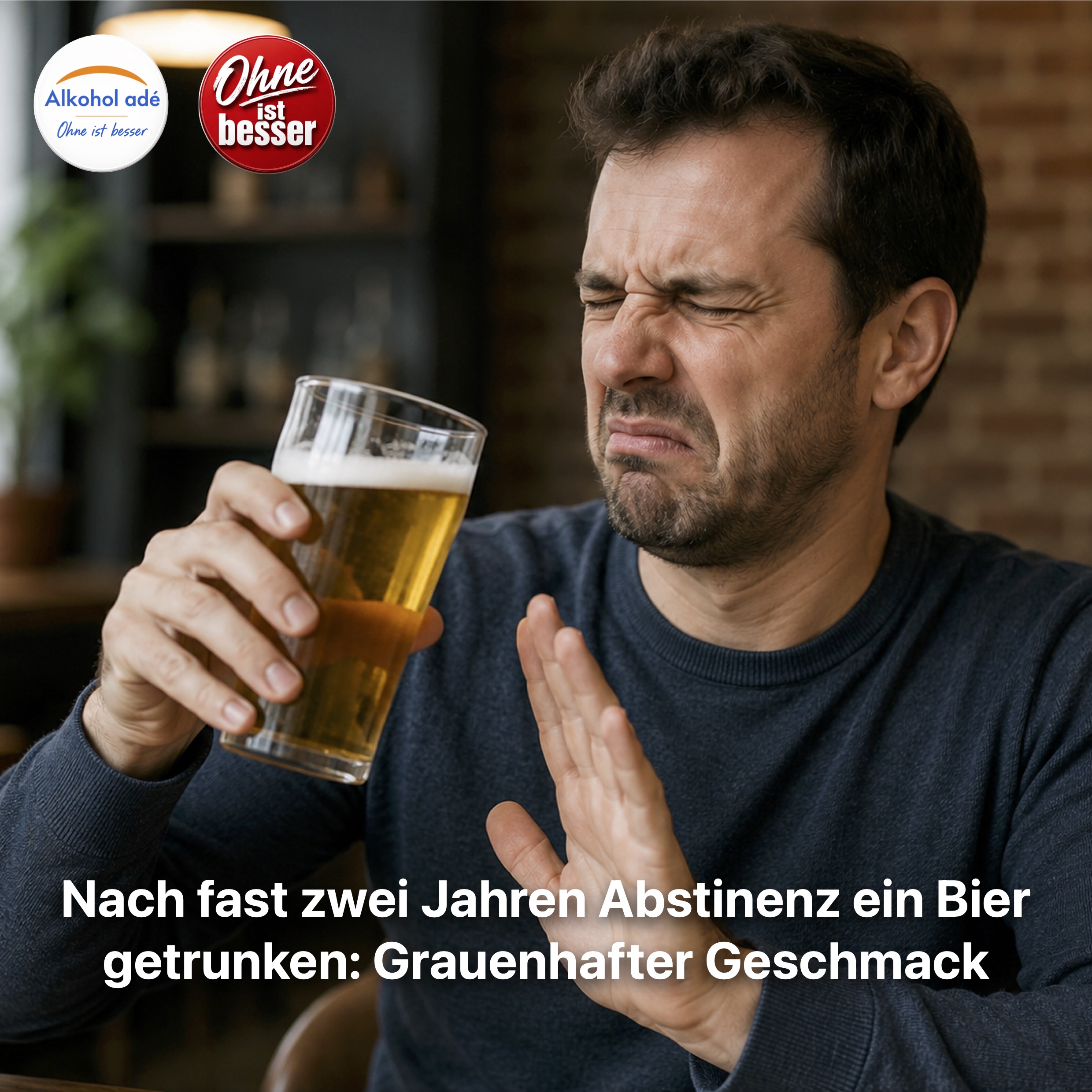 Ein Mann sitzt in einer Bar oder einem Restaurant und setzt ein Glas Bier mit deutlich angewidertem Gesichtsausdruck vom Mund ab. Mit zusammengekniffenen Augen und abwehrender Handbewegung reagiert er auf den Geschmack. Das goldene Bier steht im Mittelpunkt der Szene, während der Hintergrund unscharf bleibt. Die Aufnahme vermittelt den Eindruck, dass ihm das Bier unangenehm oder überraschend schlecht schmeckt.