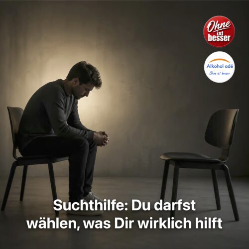 Ein nachdenklicher Mensch sitzt in einem kargen, dämmrigen Raum auf einem schlichten Stuhl, den Oberkörper nach vorn gebeugt, die Hände zwischen den Knien verschränkt und den Blick gesenkt. Ihm gegenüber steht ein leerer Stuhl. Warmes, diffuses Licht hebt die stille, unsichere Atmosphäre hervor und vermittelt das Gefühl von Zweifel, Einsamkeit und der Suche nach der richtigen Hilfe.