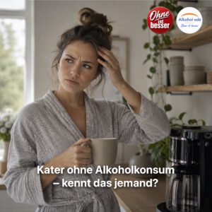 Eine Frau steht morgens in ihrer Küche mit einer Tasse in der Hand neben der Kaffeemaschine. Sie wirkt nachdenklich und leicht irritiert, während sie sich an die Schläfe fasst. Das warme Morgenlicht und die ruhige Umgebung vermitteln den Eindruck einer normalen Morgenroutine – passend zum Gefühl, sich trotz alkoholfreiem Abend ungewöhnlich müde und „wie verkatert“ zu fühlen.