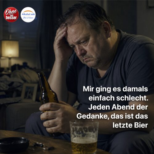 Ein leicht korpulenter Mann sitzt abends allein in seinem Wohnzimmer, den Blick erschöpft auf eine Bierflasche in seiner Hand gerichtet. Mit der anderen Hand stützt er den Kopf. Auf dem Tisch steht ein halbvolles Bierglas. Die gedämpfte Beleuchtung und seine niedergeschlagene Haltung vermitteln Hoffnungslosigkeit, Erschöpfung und den inneren Kampf, jeden Abend mit dem Vorsatz zu beenden, dass dies das letzte Bier sein soll.