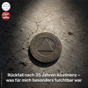Ein stark abgenutzter Nüchternheits-Chip auf rissigem Beton, mit Staub und hartem Licht als Symbol dafür, dass selbst jahrzehntelange Abstinenz keine absolute Garantie ist.