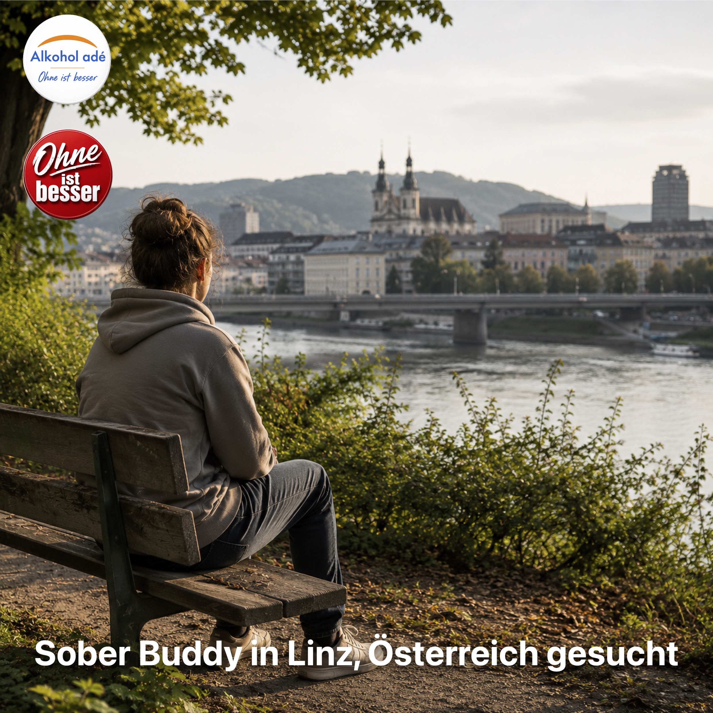Eine Person sitzt allein auf einer Bank am Donauufer und blickt nachdenklich auf die Stadt Linz.