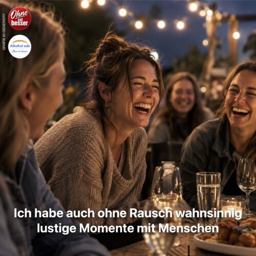Fröhliche Frau lacht ausgelassen mit Freunden bei einem geselligen Abend. Während andere Wein trinken, steht vor ihr Wasser – sie genießt die Gemeinschaft und den Spaß nüchtern.