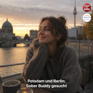 Junge Frau sitzt entspannt bei Sonnenuntergang in einem Café am Wasser und blickt lächelnd in die Ferne; die Berliner Skyline mit Fernsehturm im Hintergrund symbolisiert die Hoffnung auf persönlichen Austausch und einen Sober Buddy.