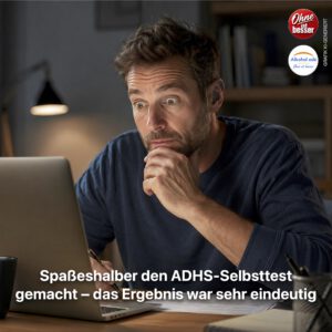 Mann sitzt abends an seinem Schreibtisch und blickt überrascht und nachdenklich auf das Ergebnis eines Selbsttests auf seinem Laptop.