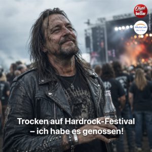 Ein Mann in schwarzer Lederjacke und Hardrock-Kleidung steht gut gelaunt in der Menge eines Open-Air-Festivals. Während er das Konzert vor der beleuchteten Bühne genießt, hält er eine unbeschriftete Flasche Cola in der Hand. Sein gezeichnetes Gesicht deutet auf eine belastende Vergangenheit hin.