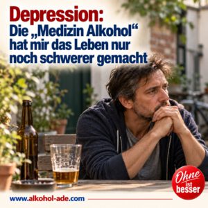 Nachdenklicher Mann sitzt in einem einfachen begrünten Hinterhof an einem Holztisch mit Bierflasche und halb gefülltem Glas. Sein ernster, abwesender Blick vermittelt Belastung und innere Unruhe. Überschrift: „Depression: Die ‚Medizin Alkohol‘ hat mir das Leben nur noch schwerer gemacht.“