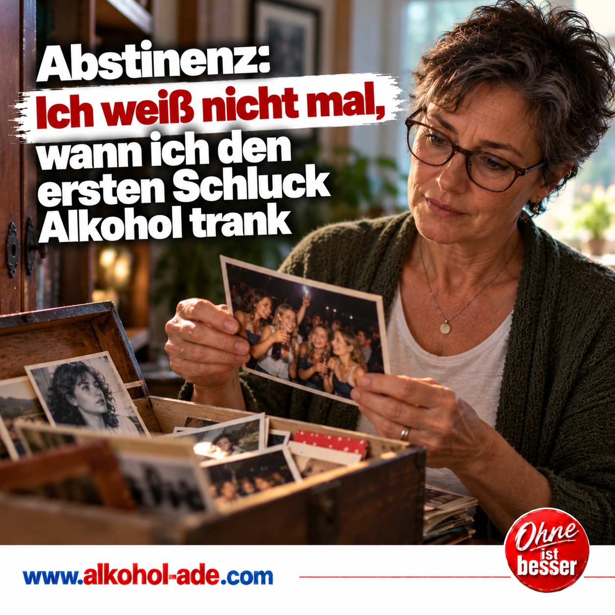 Ältere Frau mit kurzen dunklen Haaren und Brille betrachtet alte Fotos aus einer Erinnerungskiste, darunter Aufnahmen früherer Feiern. Die Szene steht für den rückblickenden Versuch, die eigene Alkoholgeschichte und ihre Anfänge einzuordnen. Überschrift: „Abstinenz: Ich weiß nicht mal, wann ich den ersten Schluck Alkohol trank.“